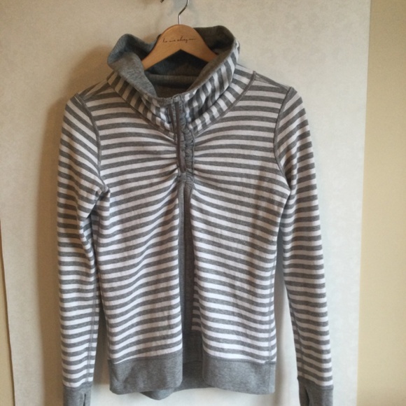 Lululemon Long Sleeve Reversible Top Sweat Shirt Never Worn - Picture 3 of 3